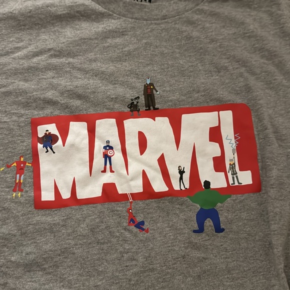 Uniqlo Marvel Women’s shirt in gray - Picture 4 of 6